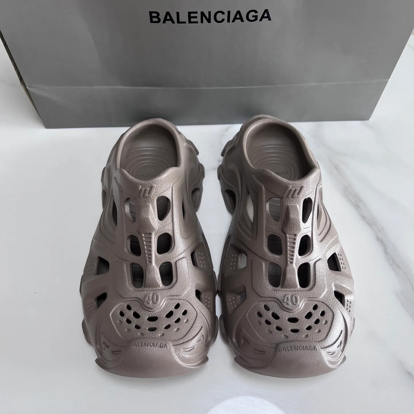 👟👟Ex-factory price 380👟👟 Balenciaga must-have beach shoes for summer: Men's and women's shoes are made of ultra-light 95% (injection molding) EVA plastic, 5% foam plastic foam cushioning material #Ultra-lightweight one-piece foam shoe mold ❗ New summer product, French high-end luxury brand - Balenciaga BALENCIAGA 3XL Rubber Low Top Sneakers 3XL version series summer beach wading versatile trendy lace-up casual sports hole sandals. Size: 35-46